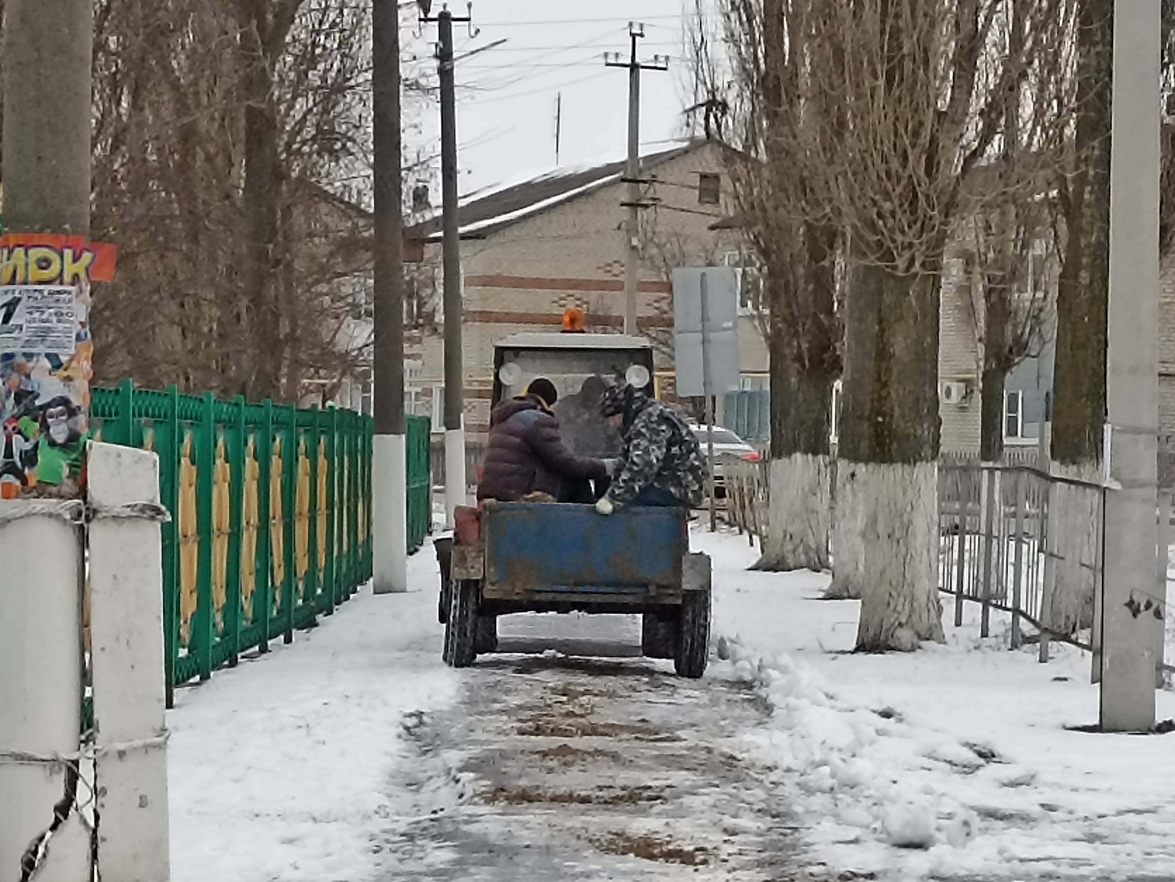 УБИРАЮТ СНЕГ И НАЛЕДЬ.