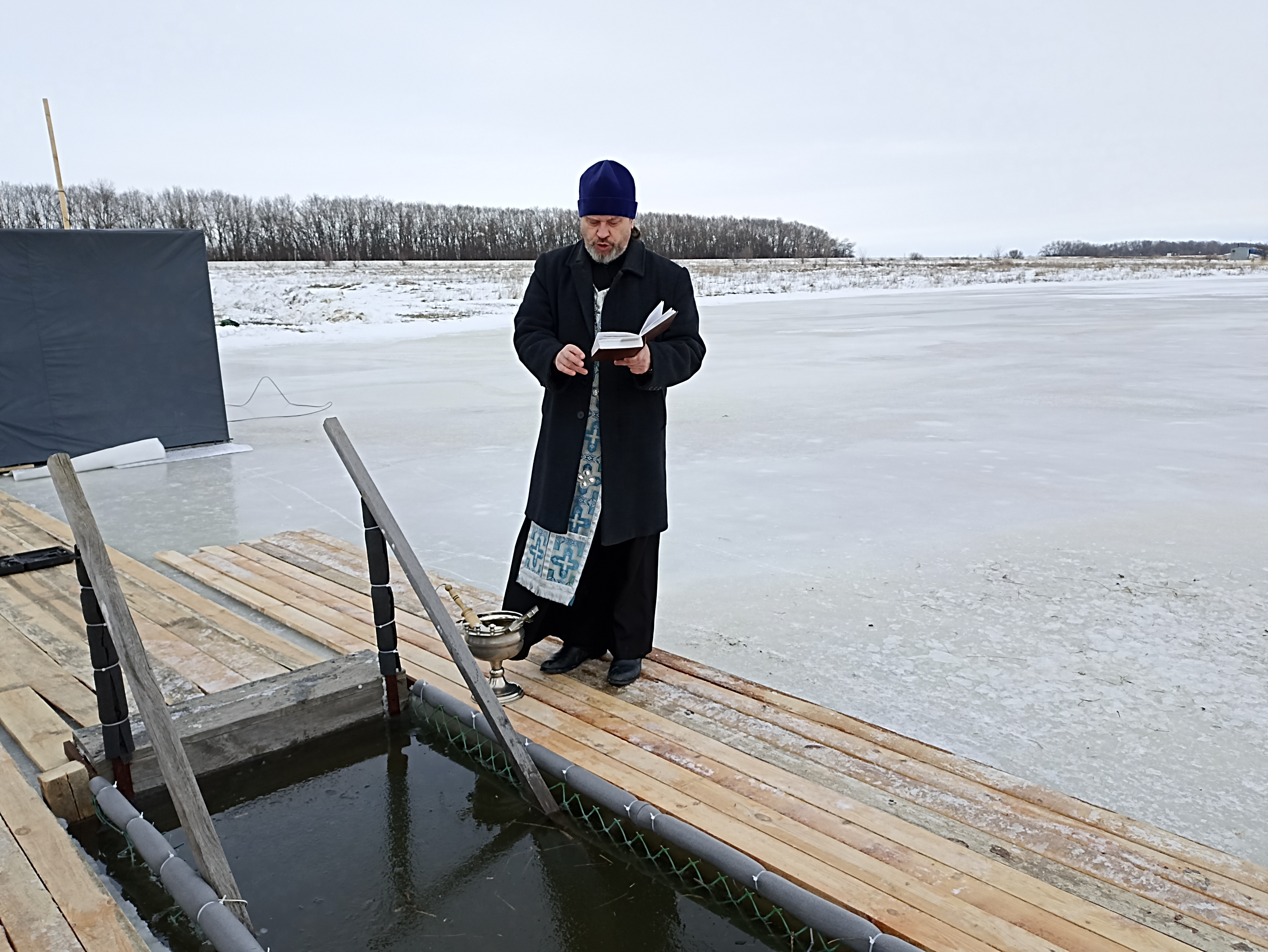 ОСВЯТИЛ КУПЕЛЬ НА ВОДОЕМЕ.