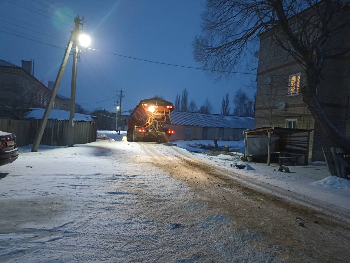 НА БОРЬБЕ С ГОЛОЛЕДОМ.