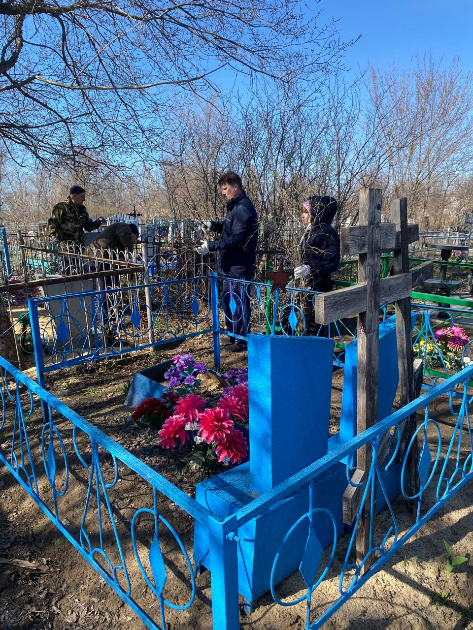 УБИРАЛИ НА МОГИЛАХ УЧАСТНИКОВ ВОВ.