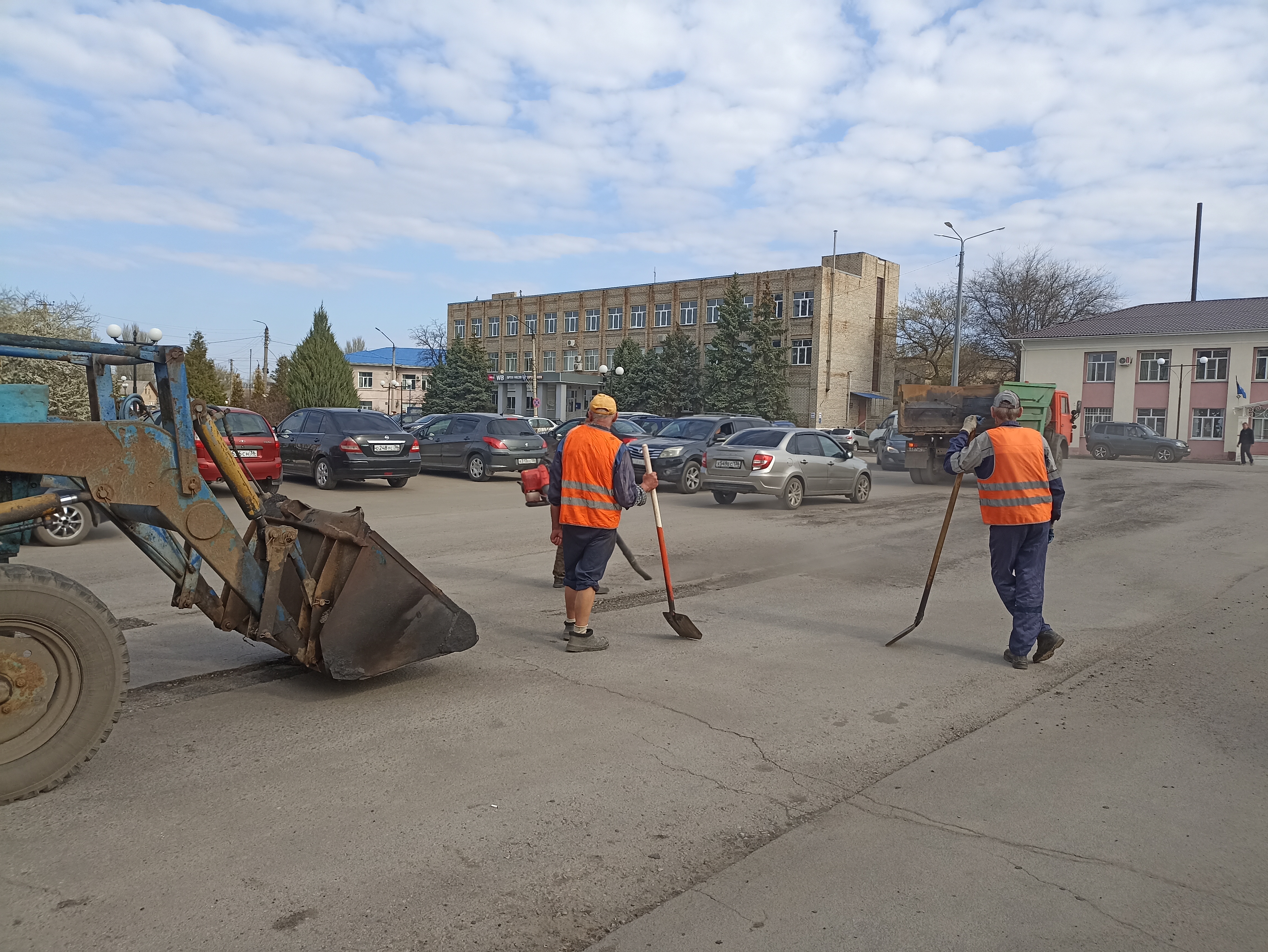 ДОРОЖНИКИ ПРИСТУПИЛИ К ЯМОЧНОМУ РЕМОНТУ.