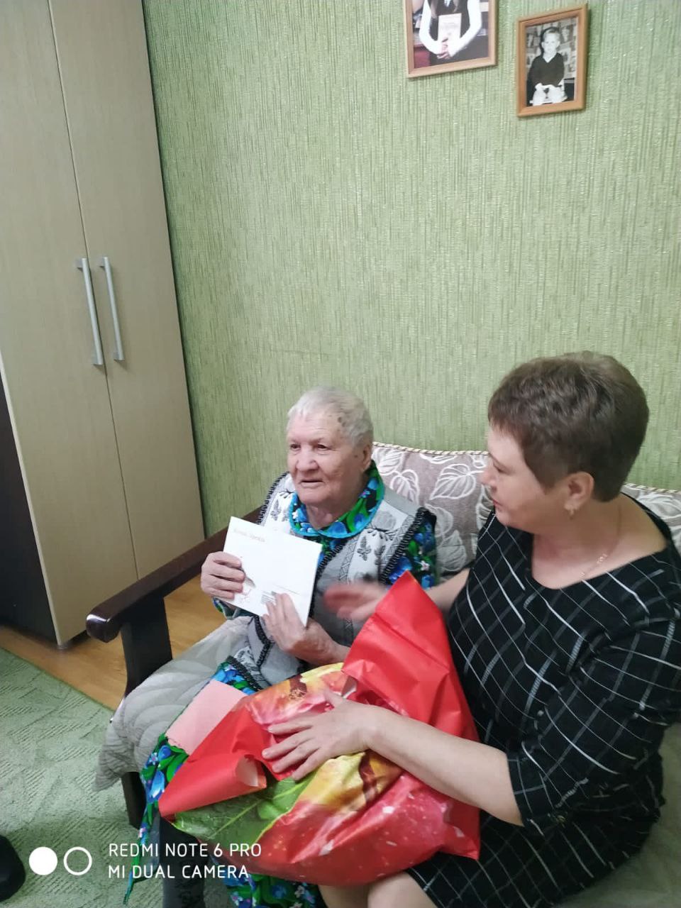 ПОЗДРАВИЛИ С 95-ЛЕТИЕМ СТАРОЖИЛА РАЙЦЕНТРА.