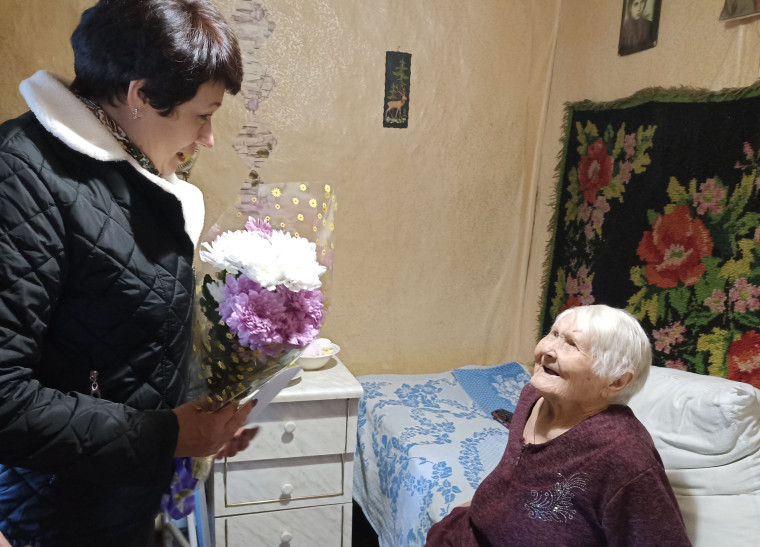 ПОЗДРАВИЛИ СТАРОЖИЛА ТАЛОВОЙ С 95-ЛЕТИЕМ. ПОЗДРАВИЛИ СТАРОЖИЛА ТАЛОВОЙ С 95-ЛЕТИЕМ.