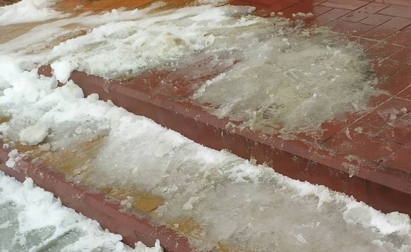 ОЧИЩАЙТЕ СТУПЕНИ МАГАЗИНОВ,ЧТОБЫ НЕ ПАДАЛИ ЛЮДИ!. ОЧИЩАЙТЕ СТУПЕНИ МАГАЗИНОВ,ЧТОБЫ НЕ ПАДАЛИ ЛЮДИ!.