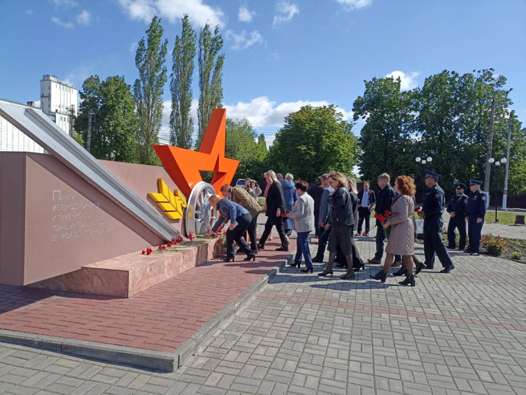 ТОРЖЕСТВЕННОЕ ВОЗЛОЖЕНИЕ ВЕНКОВ И ЦВЕТОВ. ТОРЖЕСТВЕННОЕ ВОЗЛОЖЕНИЕ ВЕНКОВ И ЦВЕТОВ.