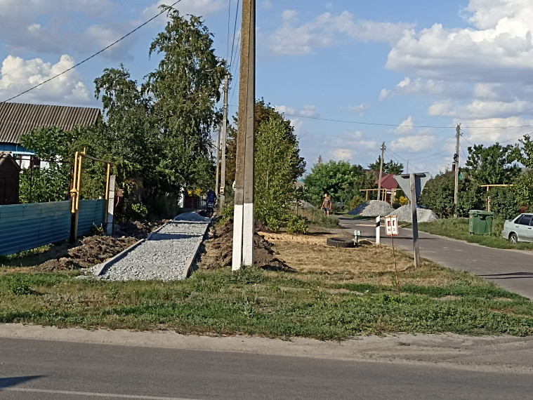 СТРОЯТ ТРОТУАР НА ЧАСТИ УЛИЦЫ ПЕРВОМАЙСКОЙ. СТРОЯТ ТРОТУАР НА ЧАСТИ УЛИЦЫ ПЕРВОМАЙСКОЙ.