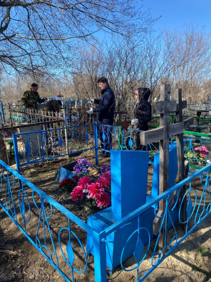 УБИРАЛИ НА МОГИЛАХ УЧАСТНИКОВ ВОВ. УБИРАЛИ НА МОГИЛАХ УЧАСТНИКОВ ВОВ.