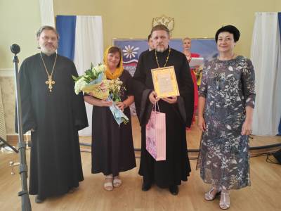 В ДЕНЬ СЕМЬИ ВРУЧИЛИ БЛАГОДАРСТВЕННЫЕ ПИСЬМА И ПОДАРИЛИ ПЕСНИ. В ДЕНЬ СЕМЬИ ВРУЧИЛИ БЛАГОДАРСТВЕННЫЕ ПИСЬМА И ПОДАРИЛИ ПЕСНИ.